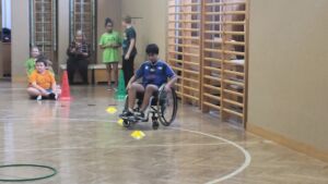 Hindernisse mit dem Rolli bewältigen und unsere Geschicklichkeit schulen.